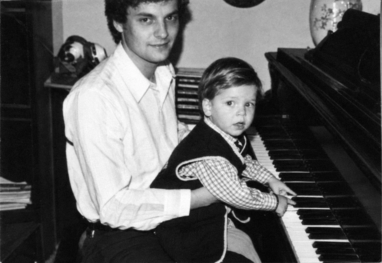 Sasha Alexander Pantchenko de niño al piano con su padre, el compositor Vladislav Panchenko